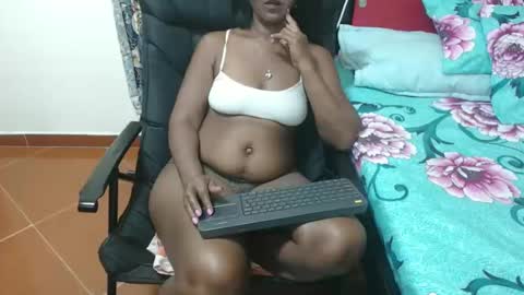 Snapshot of alisse27 chatting on March 2, 8:03 pm allise online show from March 2, 8:03 pm