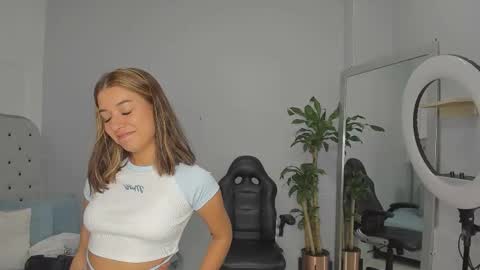 Snapshot of alix_18 chatting on September 13, 11:18 am alix_18 online show from September 13, 11:18 am