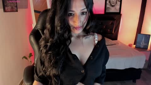 Snapshot of alizee__ chatting on January 27, 12:01 am Alizee online show from January 27, 12:01 am