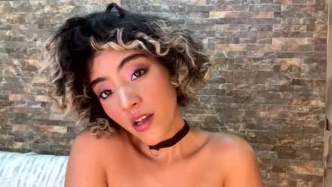 Snapshot of ally_summer chatting on December 9, 10:32 am ally_summer online show from December 9, 10:32 am