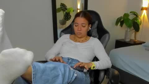 Snapshot of alma_fenix chatting on October 3, 1:16 pm ALMA FENIX online show from October 3, 1:16 pm