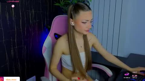 Alyse online show from November 11, 8:17 pm