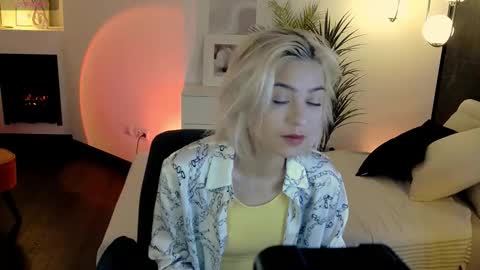 Snapshot of alysiasun chatting on September 8, 9:25 pm Alysia online show from September 8, 9:25 pm