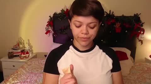 Snapshot of amand1_sweet chatting on December 28, 12:35 pm online show from December 28, 12:35 pm