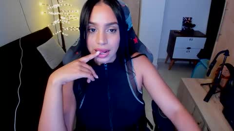 Amara Lux online show from February 13, 3:52 am