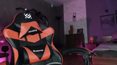 Snapshot of amayamalina chatting on December 9, 6:34 am Malina online show from December 9, 6:34 am