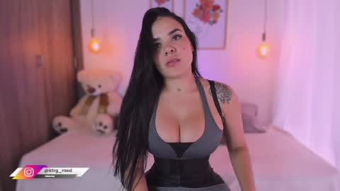 Snapshot of amelie_gonzalez chatting on December 20, 4:04 pm online show from December 20, 4:04 pm