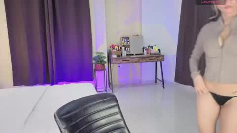 Isabella online show from July 15, 3:00 am