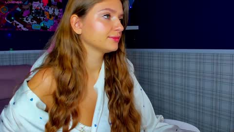 Snapshot of amy__wood chatting on December 18, 1:05 am AmyGMT 2 Mon-Sun 0300am-0900am online show from December 18, 1:05 am