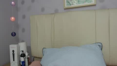 Snapshot of amy_le chatting on March 6, 1:14 pm Amy online show from March 6, 1:14 pm