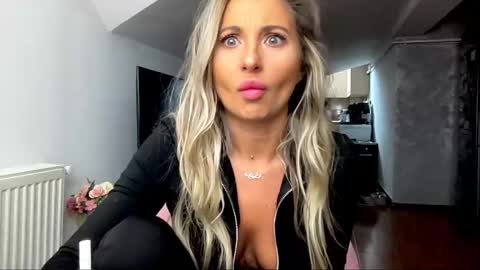 amyroberta92 online show from February 18, 7:10 am