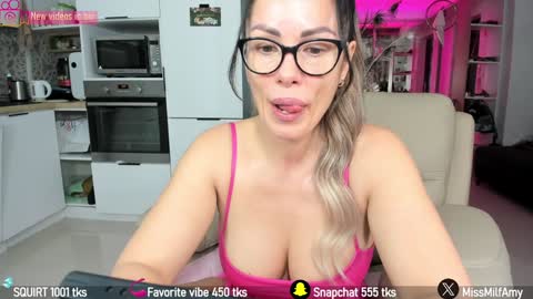 Snapshot of amysuperheroes chatting on January 28, 7:22 am Next stream Dec 3 online show from January 28, 7:22 am