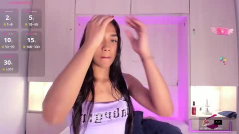 anaacollins_ online show from November 11, 11:40 am