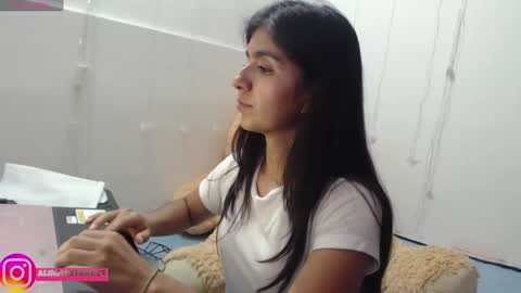 Snapshot of anahibrowns95 chatting on February 18, 10:03 pm Anahi Browns online show from February 18, 10:03 pm