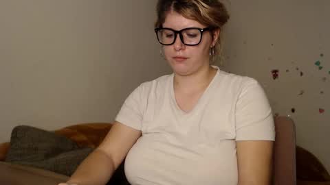 Anaysbigtits online show from December 9, 12:30 pm