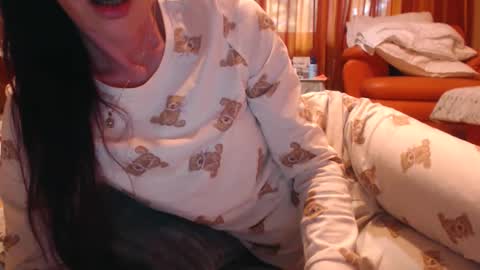 Snapshot of andrasweetie chatting on October 19, 12:40 pm Andra online show from October 19, 12:40 pm