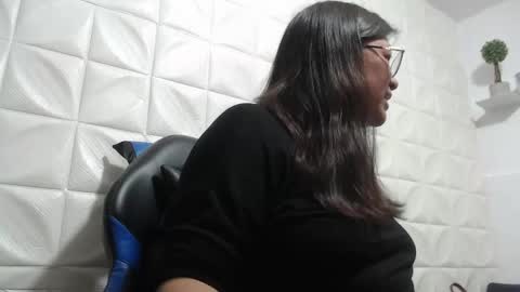 Snapshot of andrea_teacher chatting on December 30, 7:53 pm Andrea Model trainer Luxury ST online show from December 30, 7:53 pm