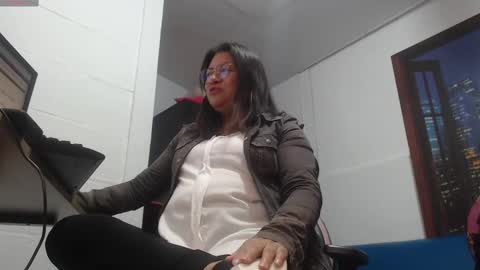 Snapshot of andrea_teacher chatting on October 2, 4:01 pm Andrea Model trainer Luxury ST online show from October 2, 4:01 pm