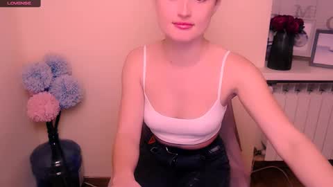 Snapshot of angelalice_ chatting on March 4, 8:35 am Alice online show from March 4, 8:35 am
