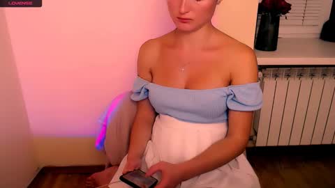 Snapshot of angelalice_ chatting on October 9, 12:42 pm Alice online show from October 9, 12:42 pm