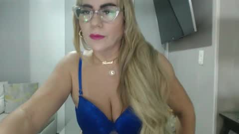 angelinna_12 online show from September 18, 1:48 am
