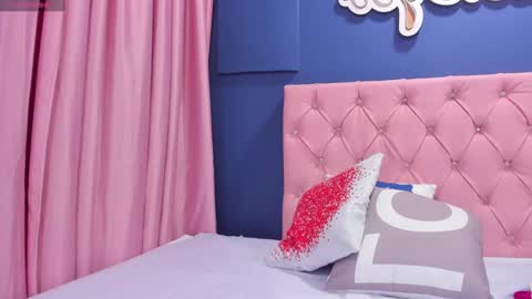 Snapshot of angelitawild_ chatting on February 23, 5:01 pm angel online show from February 23, 5:01 pm