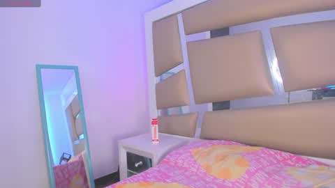 Snapshot of angely_js chatting on February 6, 9:28 pm angely_js online show from February 6, 9:28 pm