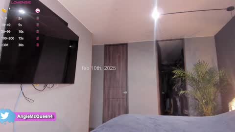 Snapshot of angie_mcqueen chatting on February 10, 11:25 am angie online show from February 10, 11:25 am