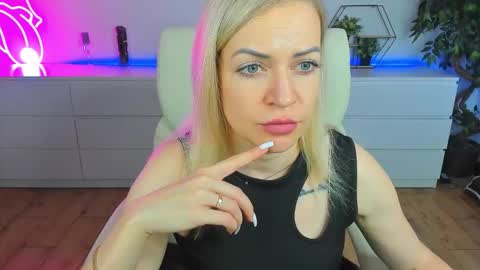 Snapshot of anna_snow9 chatting on September 14, 12:03 pm anna_snow9 online show from September 14, 12:03 pm