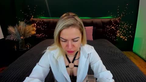 Snapshot of anna_snow9 chatting on September 15, 12:13 pm anna_snow9 online show from September 15, 12:13 pm