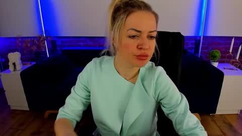 Snapshot of anna_snow9 chatting on September 19, 12:15 pm anna_snow9 online show from September 19, 12:15 pm