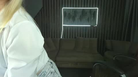 Snapshot of anna_snow9 chatting on October 8, 6:01 pm anna_snow9 online show from October 8, 6:01 pm