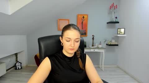 annewilsonn online show from December 19, 1:58 pm