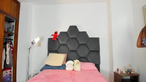 Annie online show from February 2, 1:34 am