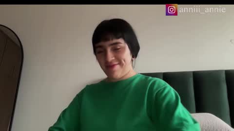 JEANNE no olvides seguirme dont forget follow me  uu online show from January 11, 10:37 pm