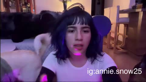 Snapshot of annie_snow_ chatting on February 27, 11:59 pm JEANNE no olvides seguirme dont forget follow me uu online show from February 27, 11:59 pm