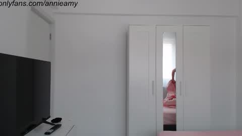 Snapshot of annieamy chatting on February 25, 11:32 am Annie online show from February 25, 11:32 am