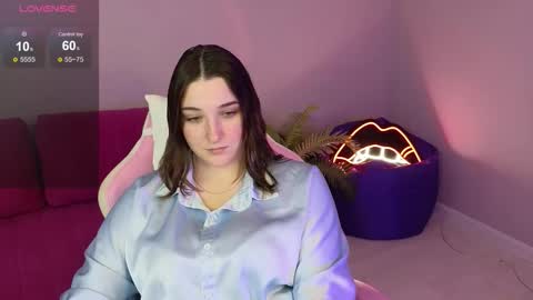 Snapshot of anniedodge chatting on October 19, 6:04 am Annie online show from October 19, 6:04 am