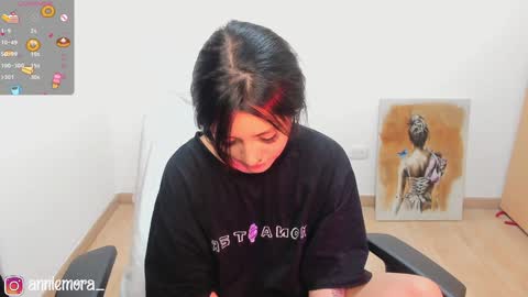 Snapshot of anniemora_ chatting on December 16, 2:25 am Annie online show from December 16, 2:25 am
