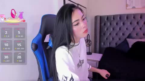 anya_belth online show from December 1, 8:33 pm