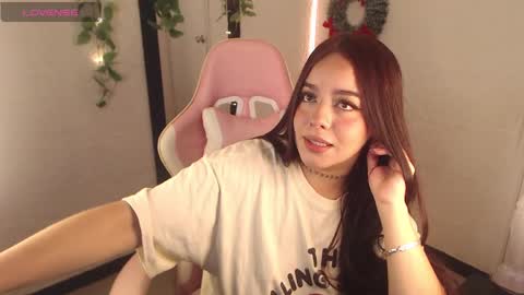 Snapshot of apriil_3 chatting on December 3, 3:40 am Abril Freelance Model online show from December 3, 3:40 am