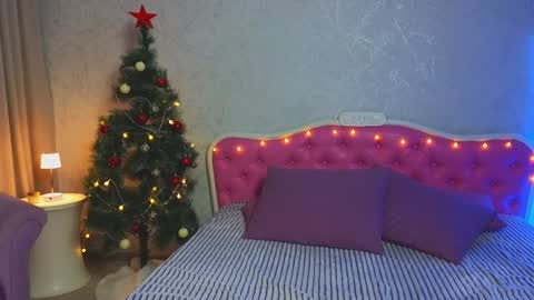 Snapshot of ariana_petite chatting on December 18, 12:32 am Ariana online show from December 18, 12:32 am