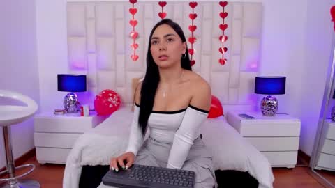 Snapshot of ariana_rouse_ chatting on February 15, 6:33 pm ariana online show from February 15, 6:33 pm