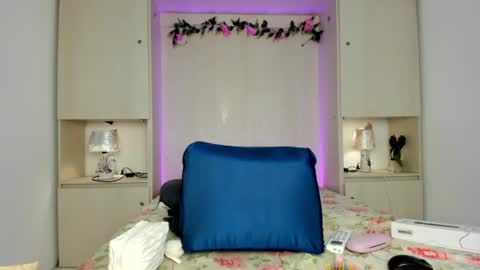 ariannavega_ online show from June 22, 11:51 am