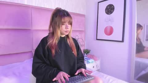Snapshot of ariel_wattson chatting on October 16, 7:49 pm Ariel Wattson online show from October 16, 7:49 pm
