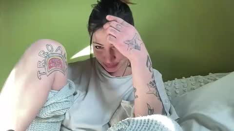 ariel  colin when hes here online show from February 8, 3:05 pm