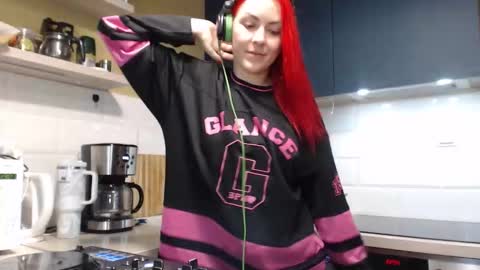 arri_ella online show from December 5, 2:00 am