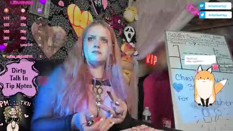 Snapshot of artsyheartsyy chatting on October 9, 2:05 am ArtsyHeartsyy online show from October 9, 2:05 am