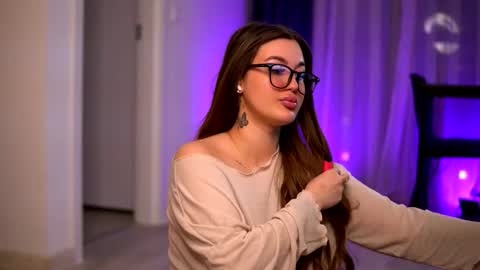 Lunaa  online show from December 1, 7:38 pm