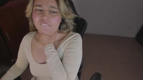 ash_smith1 online show from January 29, 10:01 pm